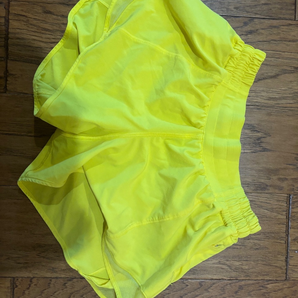 Lululemon size 4 2.5 inch low rise hottie hots